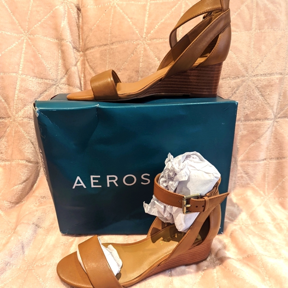 NIB Aerosoles Tan Wedge Sandals